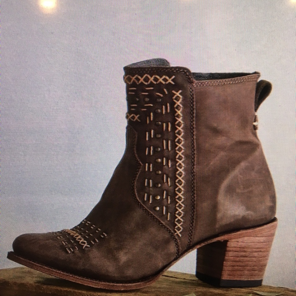 LIBERTY BLACK BOOTS SIZE 7